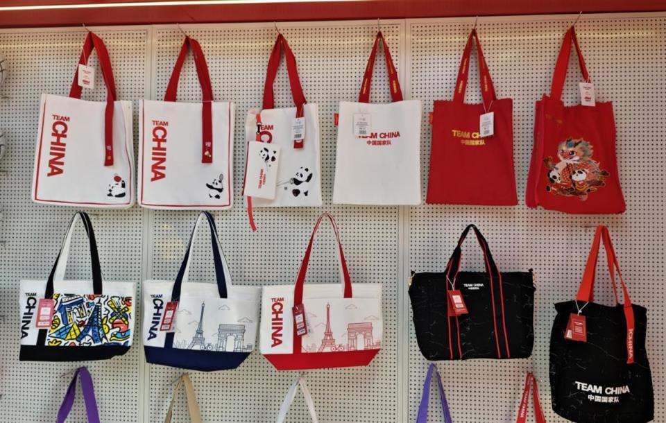 湖北首家國家隊特許零售店開業，奧運冠軍同款文具線下可購